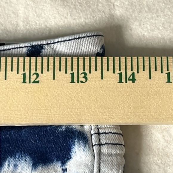 Almost Famous Distressed Denim Jean Shorts Womens Size 3‎ Tie Dyed - Picture 8 of 8